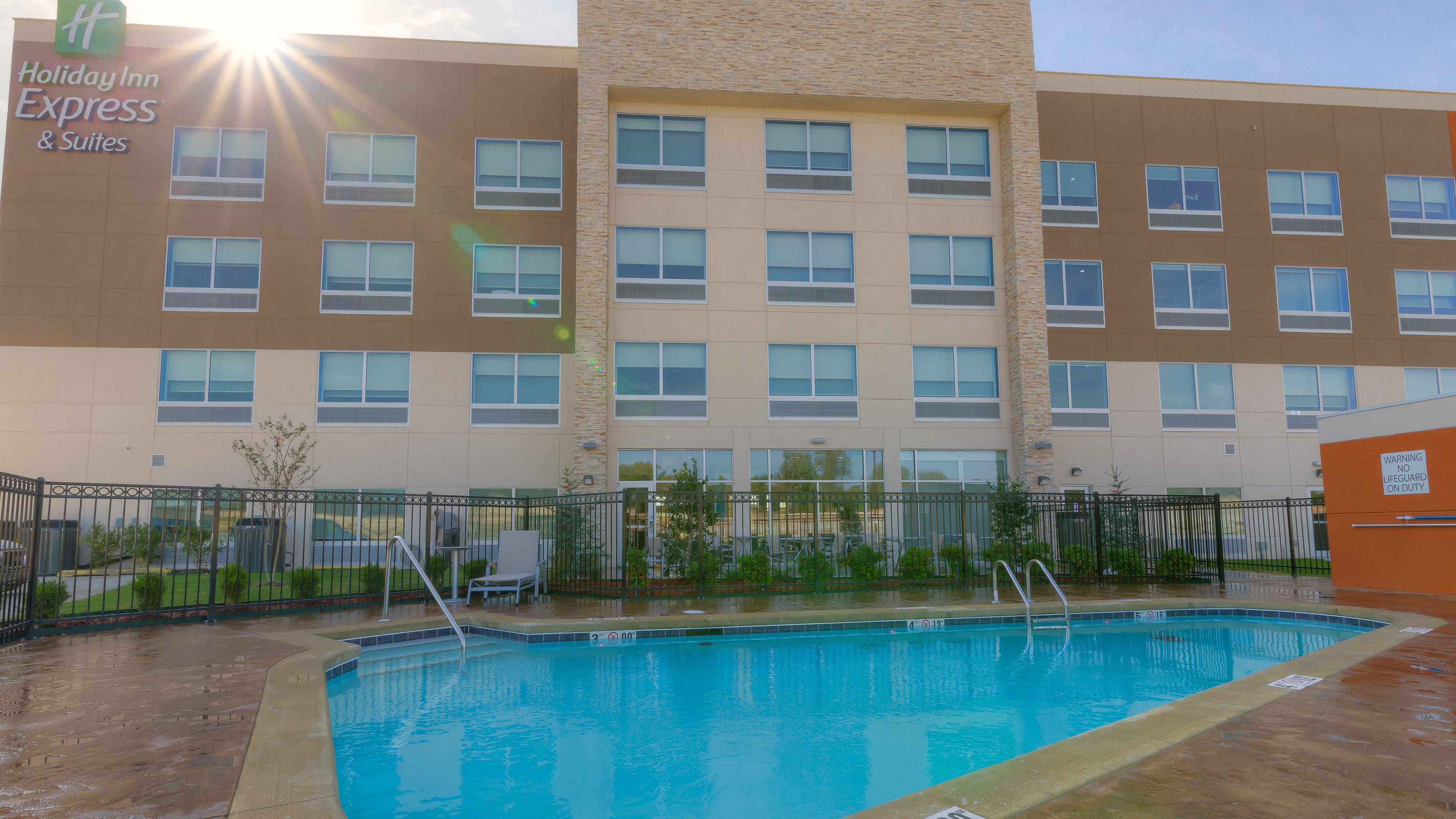 Holiday Inn Express & Suites Tulsa Midtown By Ihg Bagian luar foto