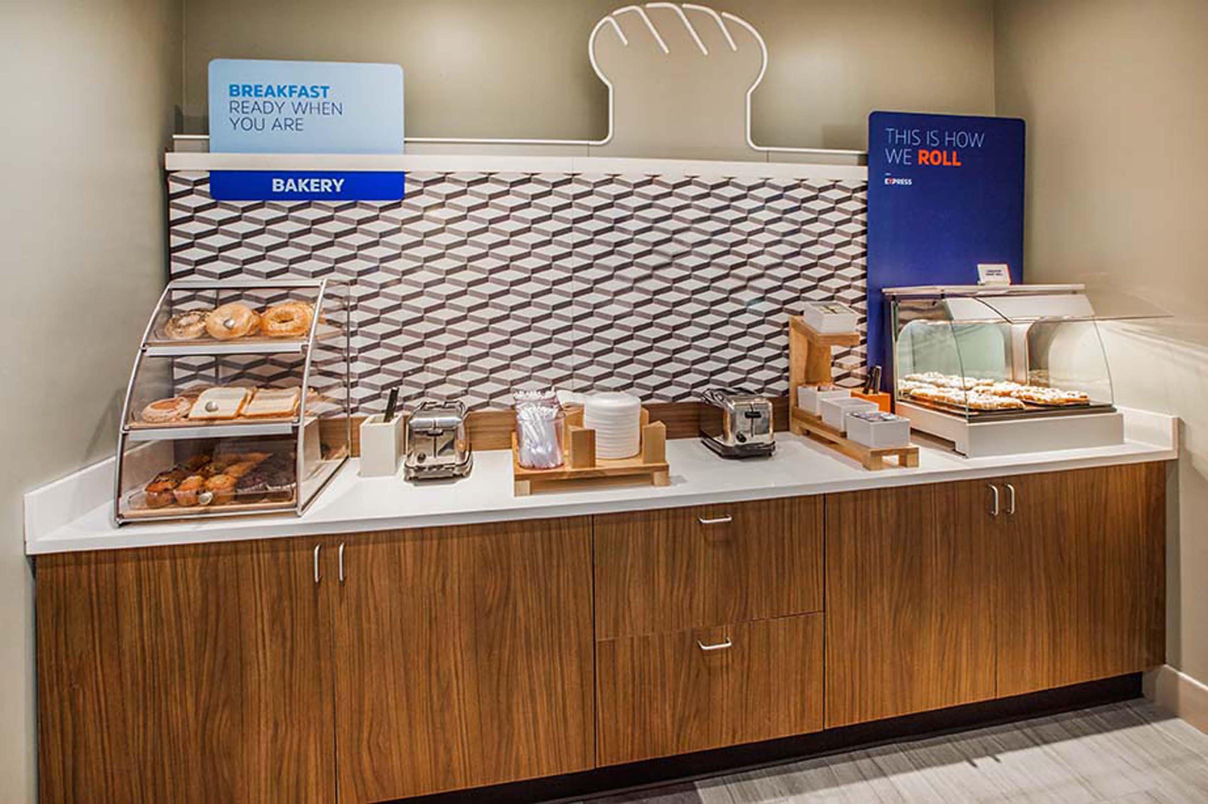 Holiday Inn Express & Suites Tulsa Midtown By Ihg Bagian luar foto