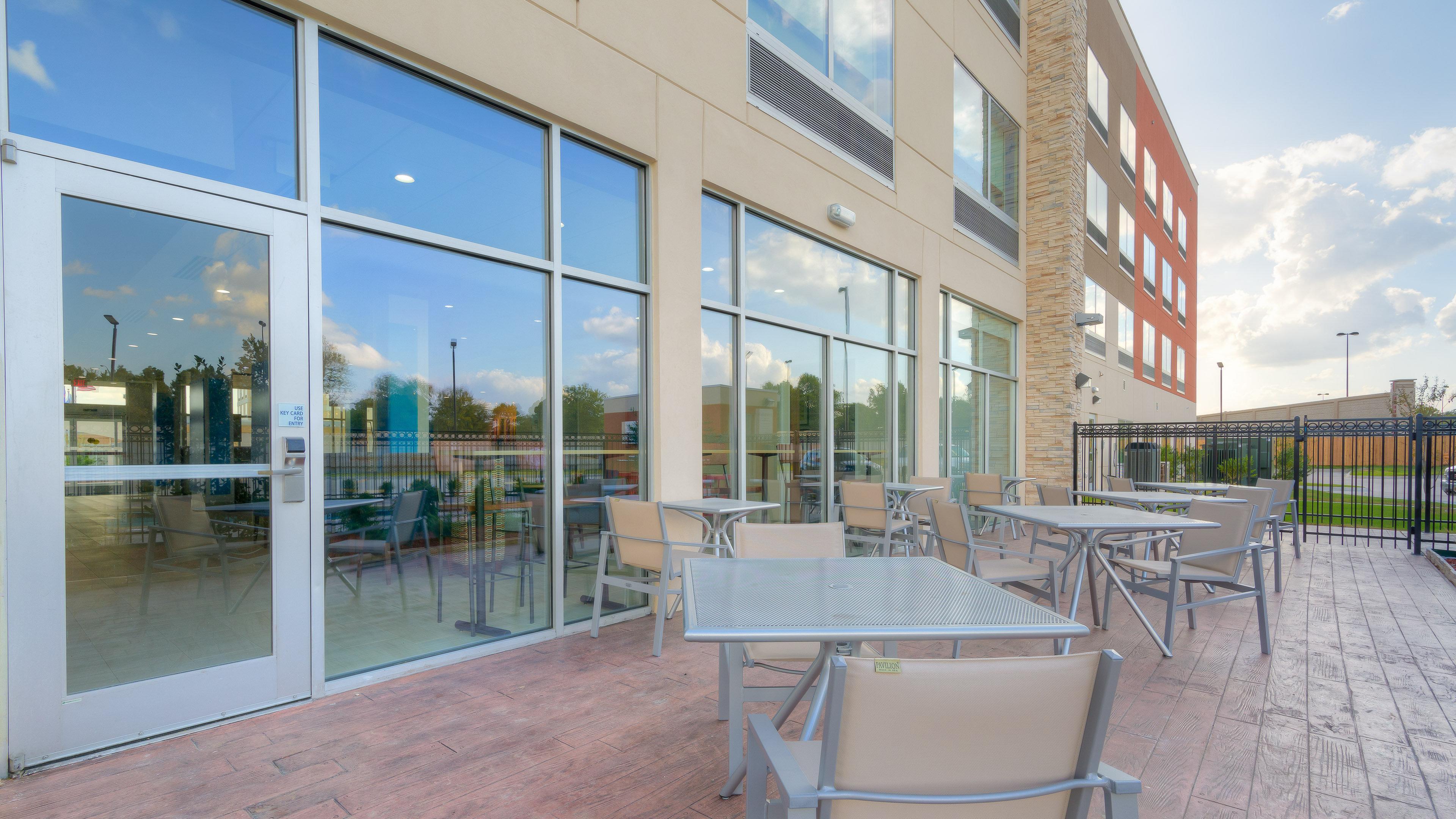 Holiday Inn Express & Suites Tulsa Midtown By Ihg Bagian luar foto