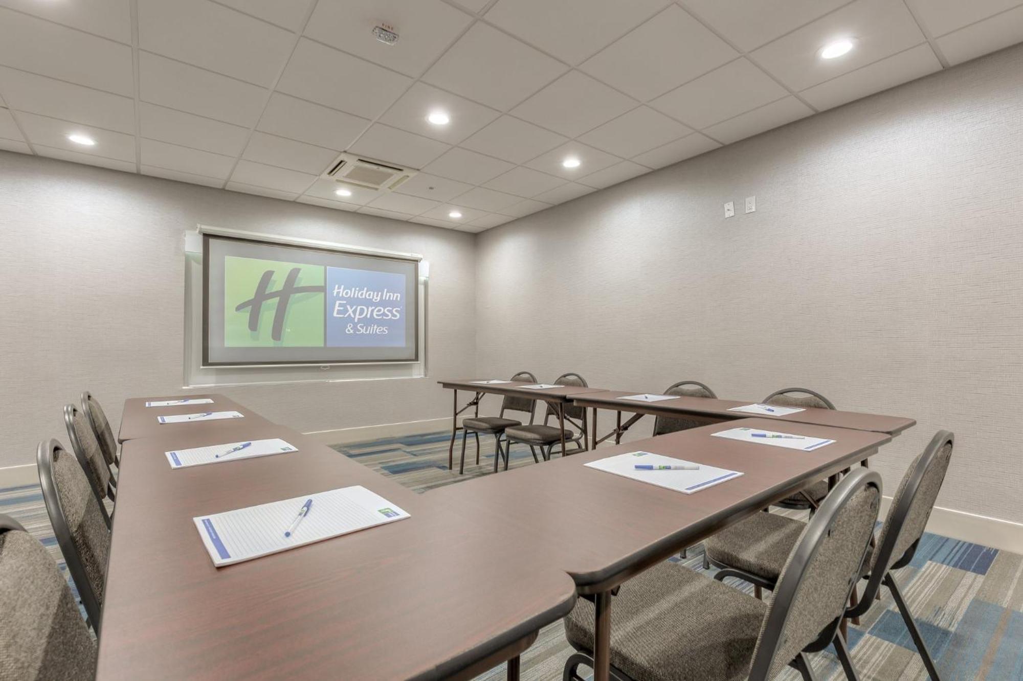 Holiday Inn Express & Suites Tulsa Midtown By Ihg Bagian luar foto